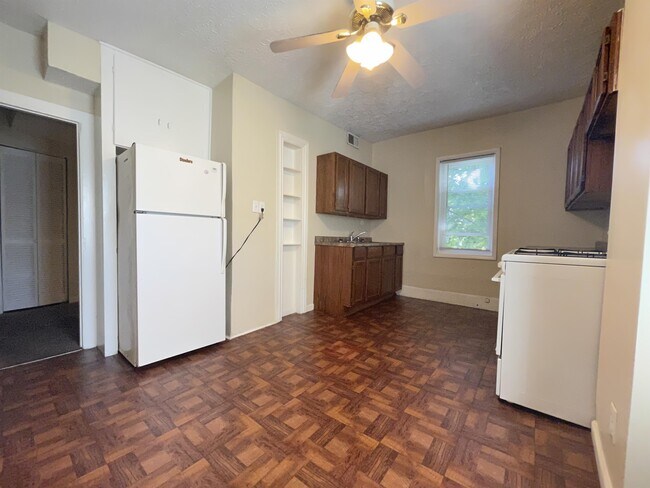 Building Photo - 366 Buckingham St