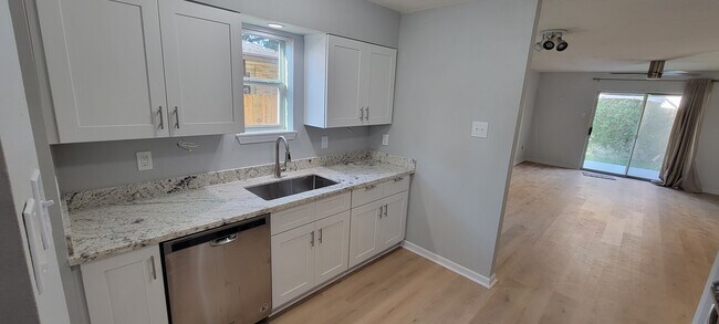 Foto del edificio - 1404 Carrollton Ave