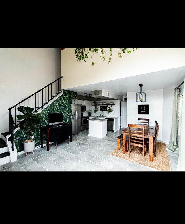 Building Photo - 602 N May