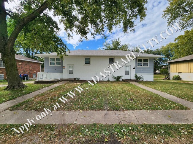 Foto del edificio - Nice Updated 2 Bed 1.5 Bath Duplex in Basehor-Available in MAY!!