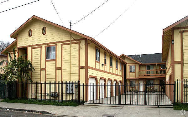 Building Photo - 400 20th St