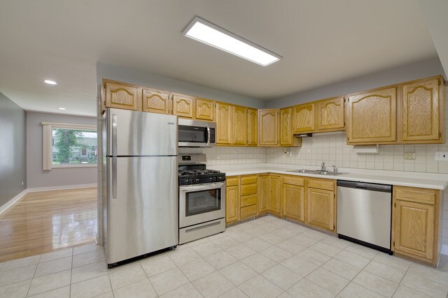 Building Photo - 588 Maple Dr
