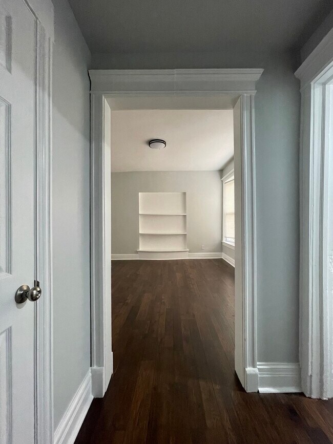 Building Photo - 916 W 68th St