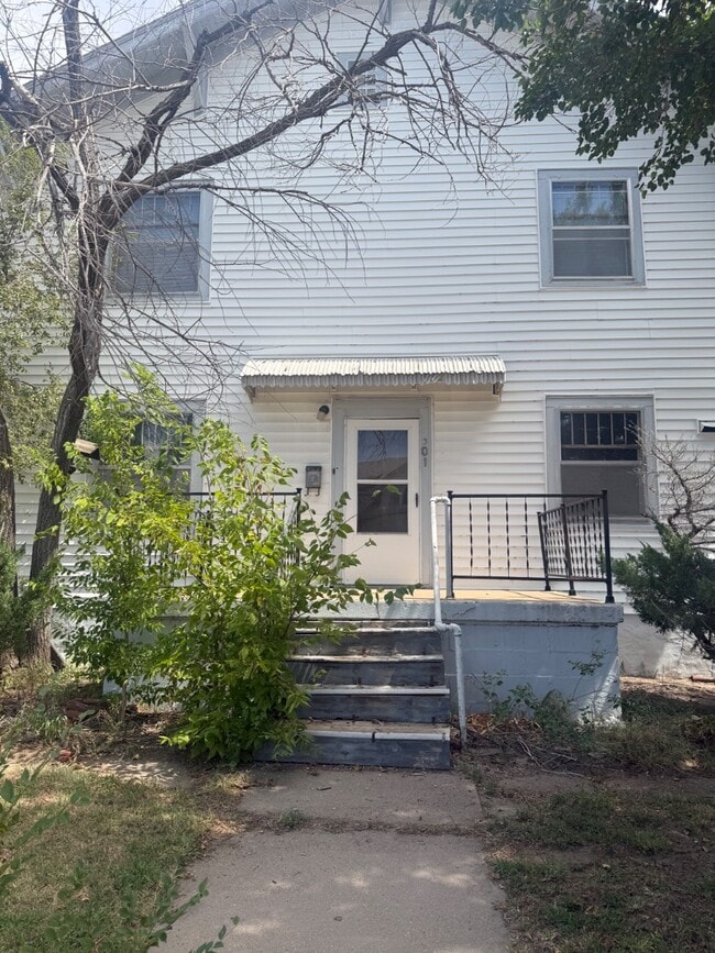Building Photo - 301 E 4th Ave