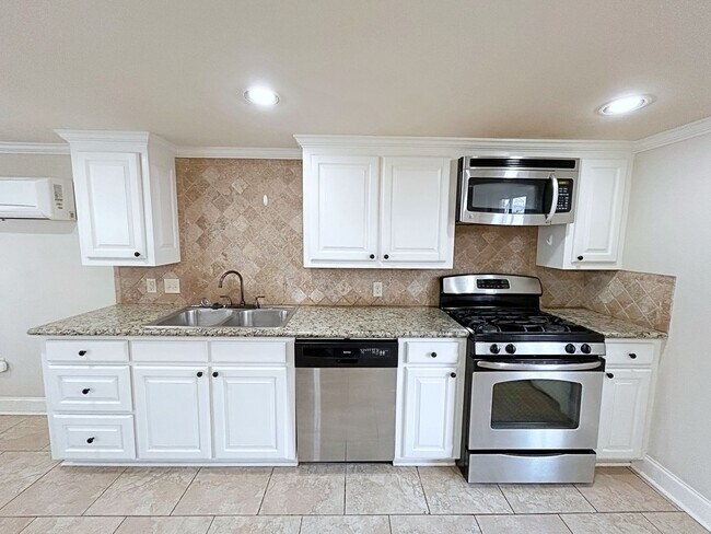 Foto del edificio - 2 Bedroom Downstairs Condo in Capital Heights