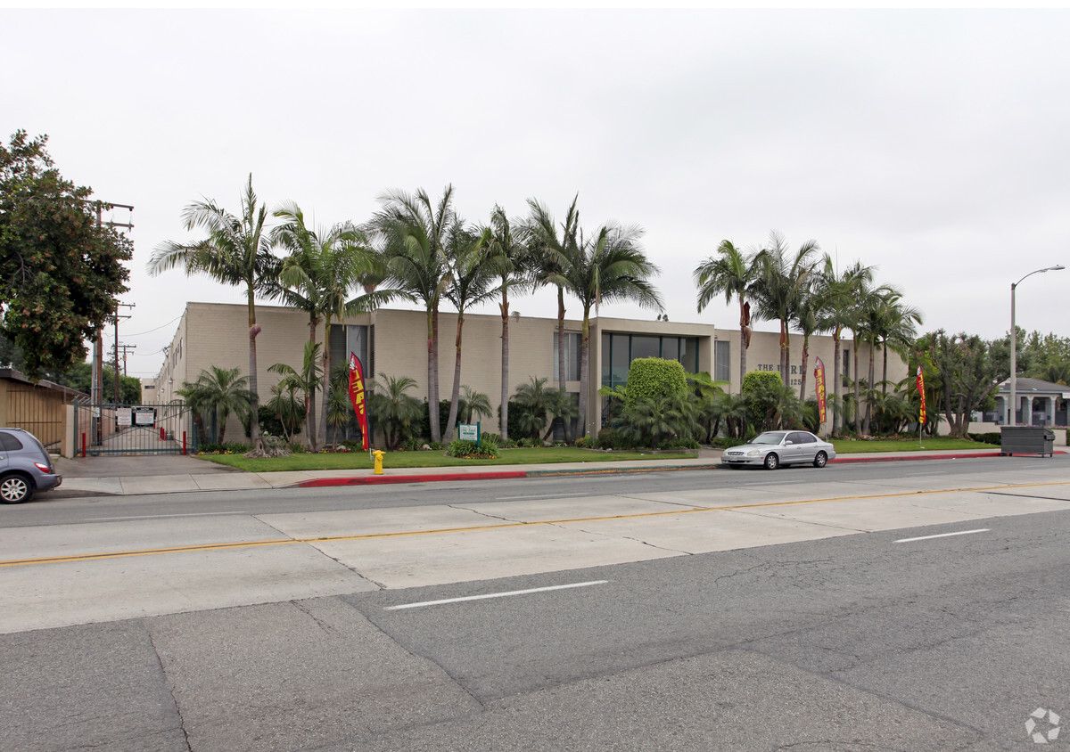 Primary Photo - Lark Apartments