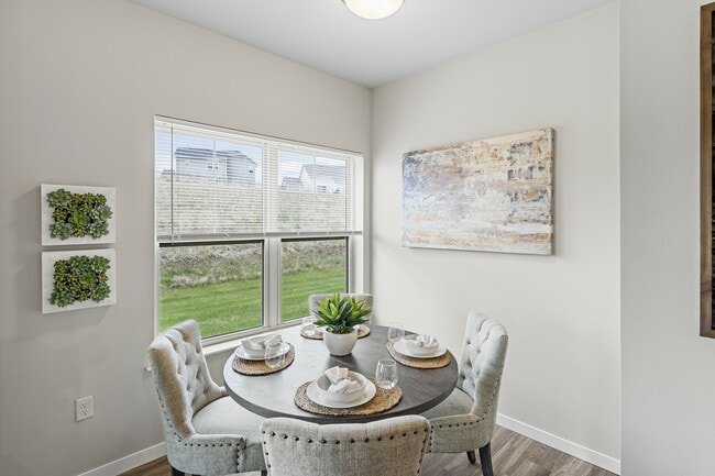 High Bluff Dining Area - High Bluff Townhomes