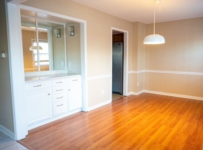 Building Photo - Large 3 Bedroom 2.5 Bath Townhome in Prime Location