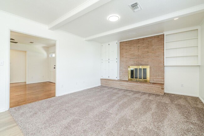 Foto del edificio - Super nice 5 Bedroom 3 bath property for r...
