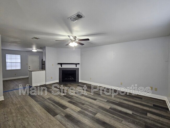 Foto del edificio - 6206 Woodward Ln