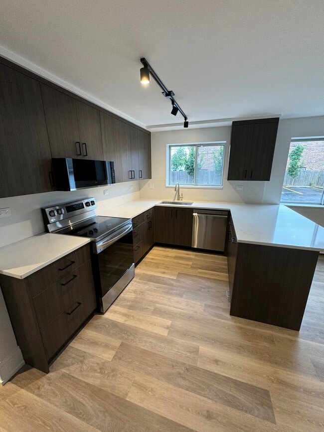 Modern Kitchen - 603 S McKinley Ave Apartments