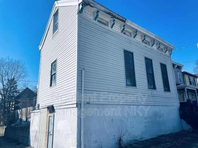 Building Photo - 1951 Augustine St