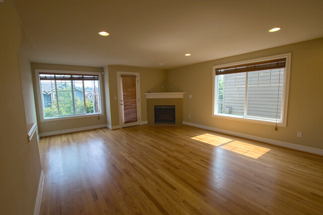 Building Photo - Beautiful 3 bed/2.5 bath townhome in North...