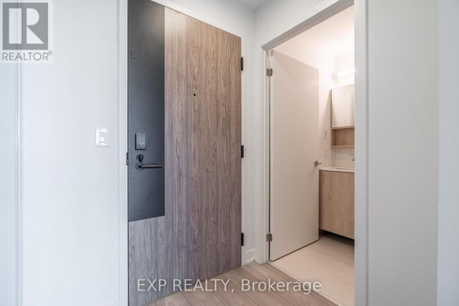 Building Photo - 1007 The Queensway