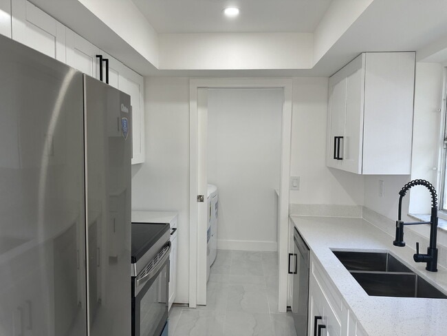 2 bed 1 bath located in the desirable Edgewood neighborhood, just minutes from the marina, highwa... - 2 bed 1 bath located in the desirable Edgewood neighborhood, just minutes from the marina, highwa... Apartment