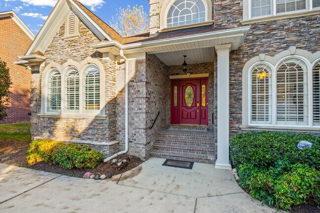 Foto del edificio - "Luxurious 4-Bed Oasis with Granite Countertops & Cozy Fireplace in Charlotte - 3914 Sq Ft of Ele...