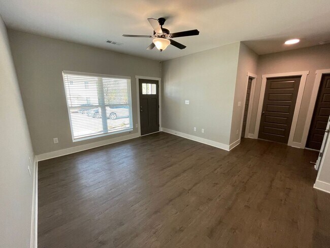 Foto del edificio - NEW CONSTRUCTION! NOW LEASING FOR JULY 15TH!