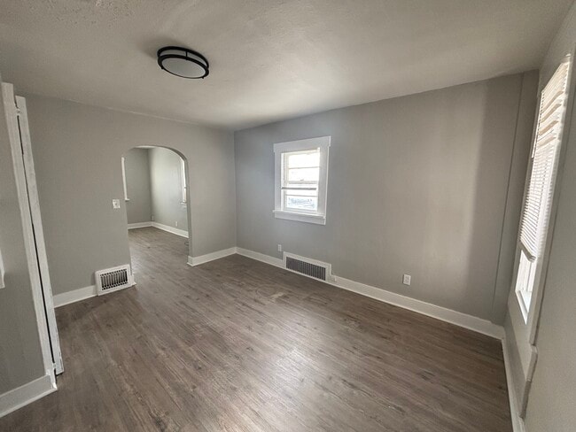 Building Photo - 109 S Maple St