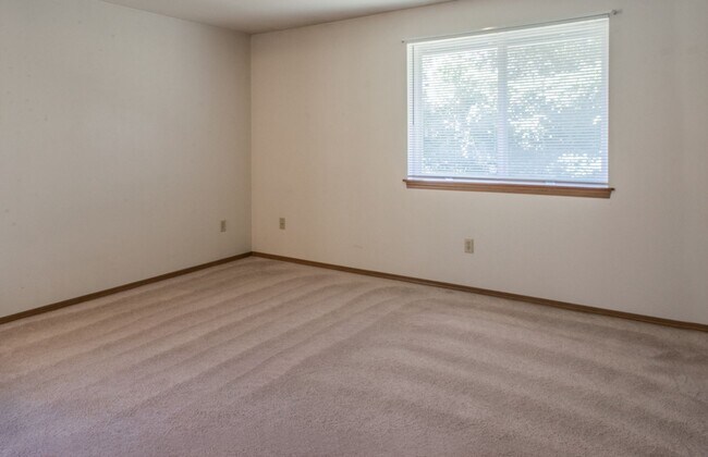 Building Photo - 3 bed, 2 bath Ramber with 2 Car Garage & F...