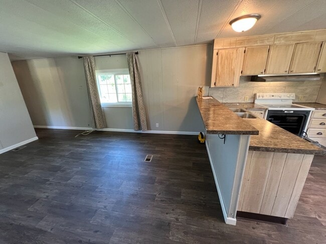 Building Photo - Semi-Rural 2 Bedroom 1 Bath Updated Mobile Home w/ Amenities
