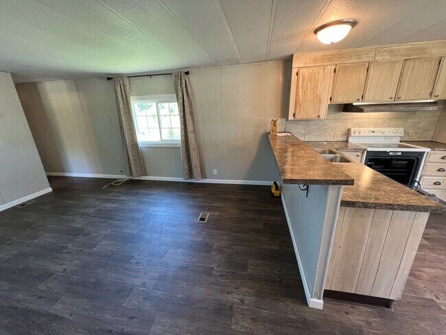 Foto del edificio - Semi-Rural 2 Bedroom 1 Bath Updated Mobile Home w/ Amenities