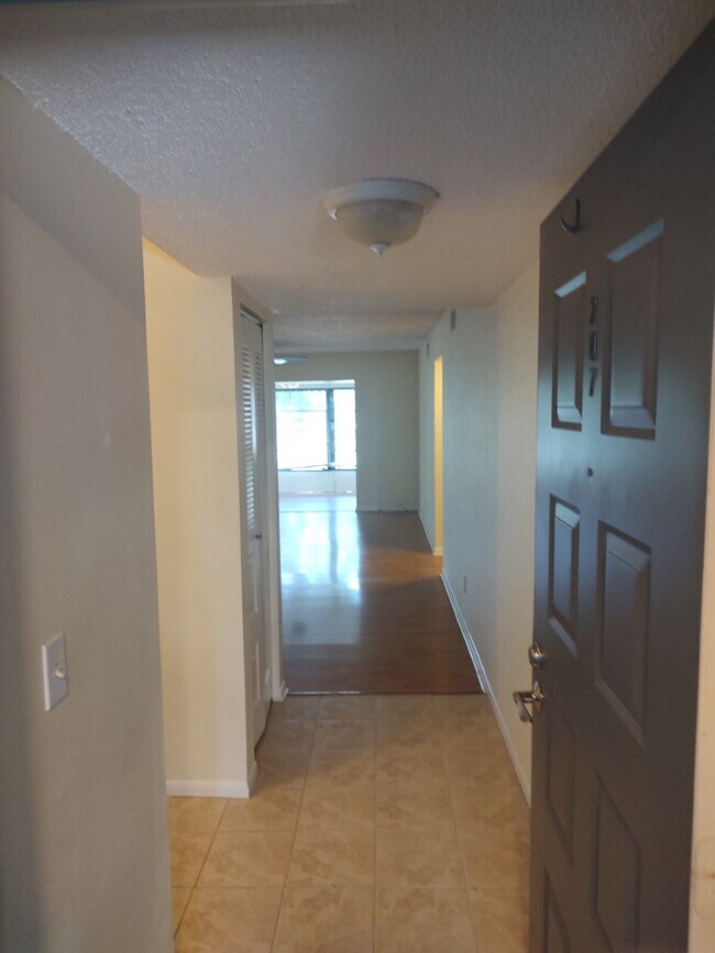 Building Photo - "$200 move in special!! 2-Bed, 2-Bath Cond...
