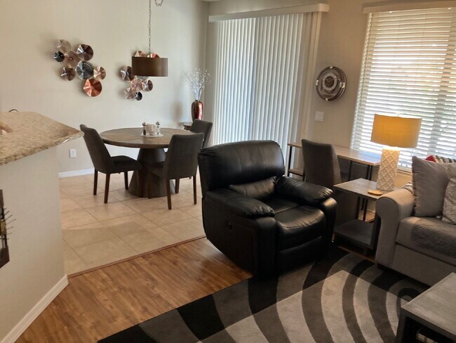 Building Photo - Charming, fully furnished, single-story re...