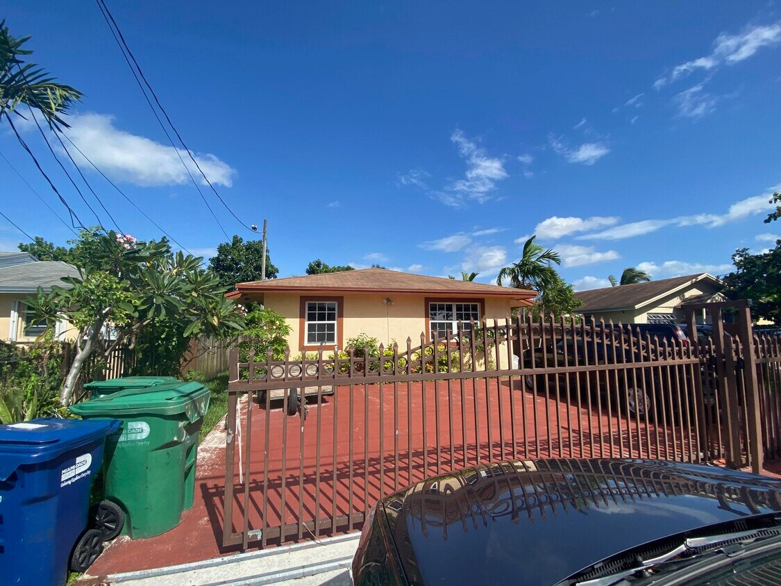 Foto principal - 323 NW 97th St