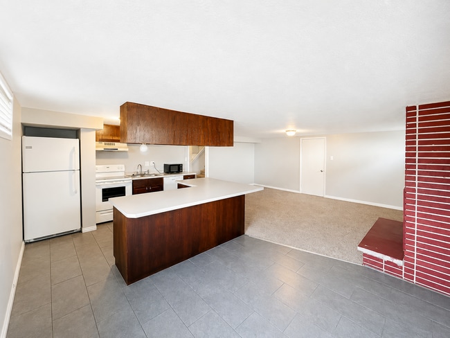 Building Photo - 223 500 S