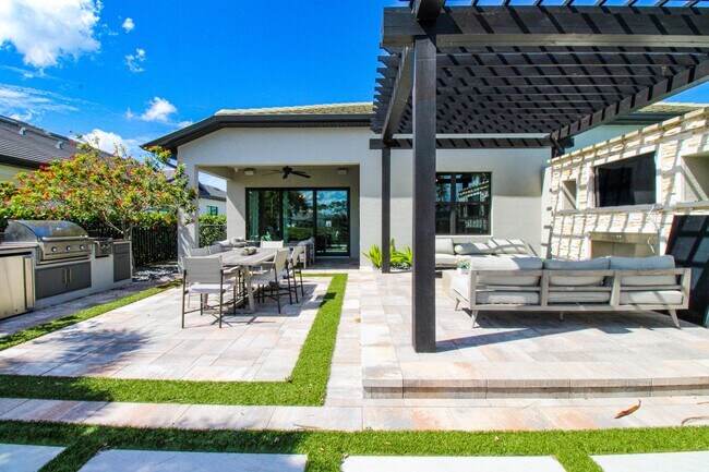 Foto del edificio - ** BRAND NEW CONSTRUCTION ULTRA-MODERN HOME **  MODEL HOME 2/2 PLUS DEN WITH OUTDOOR KITCHEN FOR ...