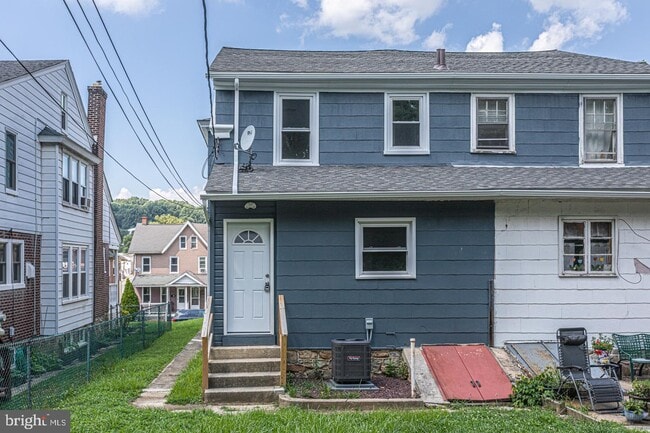 Building Photo - 992 Olive St