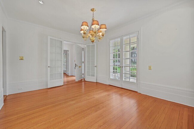 Building Photo - 90 Greenacres Ave