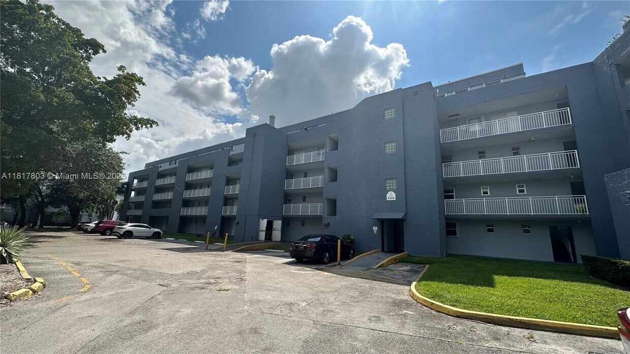 Primary Photo - 9359 Fontainebleau Blvd