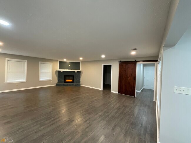 Building Photo - 8660 Timberlake Dr