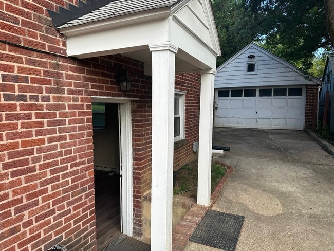 Side entrance off of driveway. - 902 Houston Ave