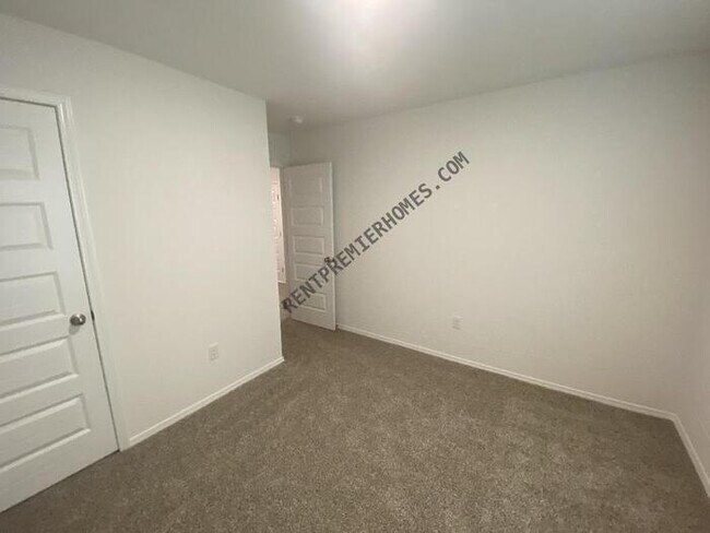 Building Photo - 103 E Fredonia Ct
