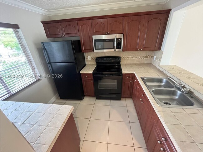 Foto del edificio - 8560 N Sherman Cir