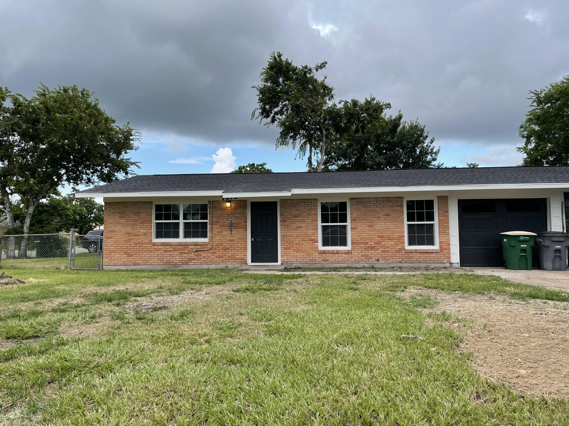 Primary Photo - 901 E Crestwood Dr