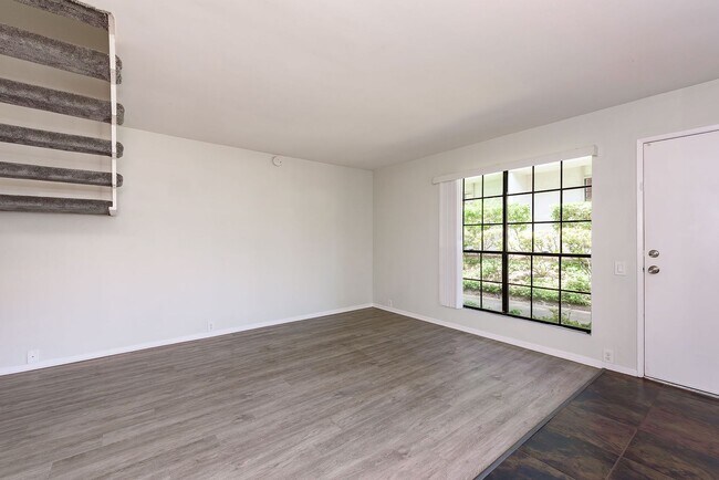 Foto del edificio - Amazing, Quiet University City Condo For Rent