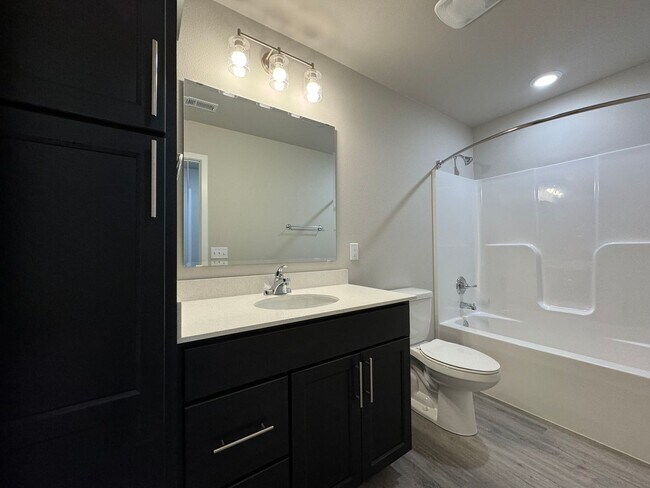 Building Photo - 2 Bed | 2 Bath | 3 Stall Garage | Patio Tw...