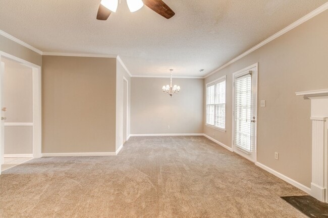 Building Photo - Spacious 3 Bedroom Townhouse in Fantastic ...