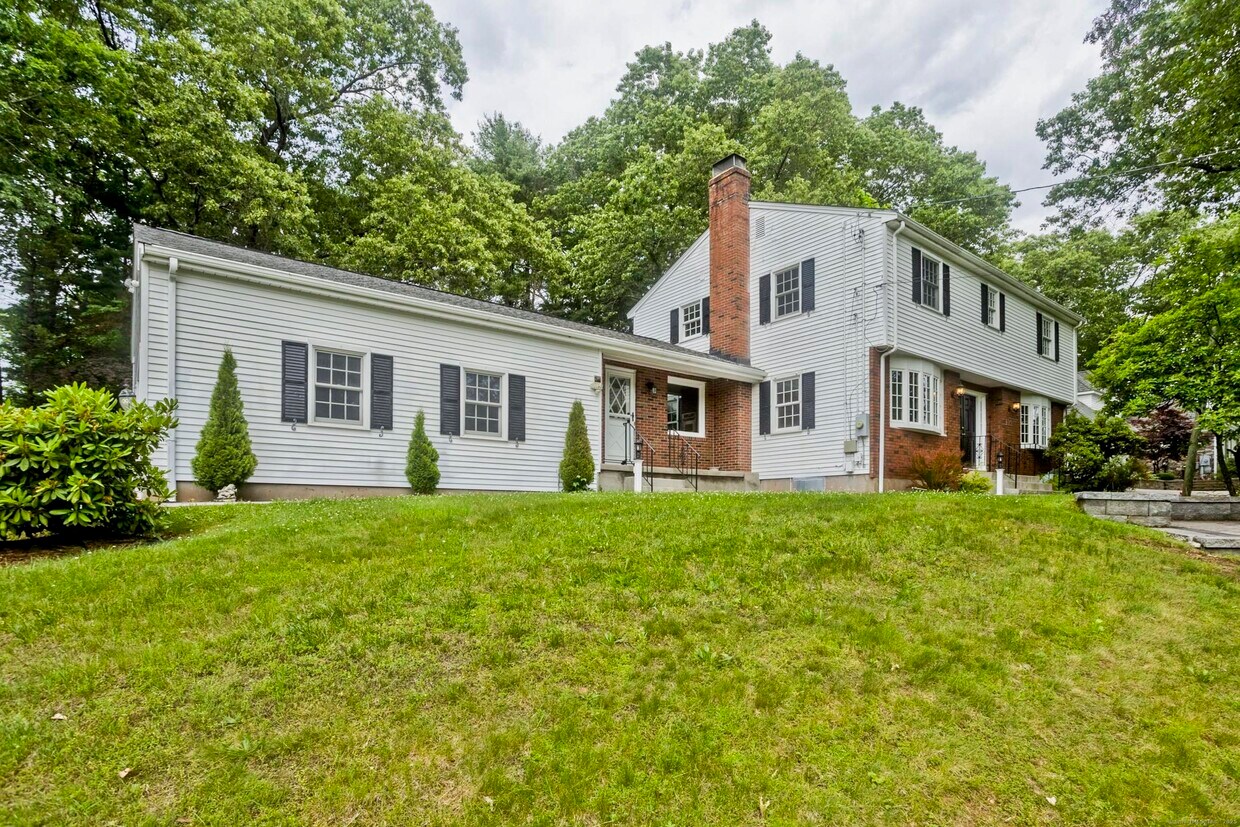 Primary Photo - 122 Lake St