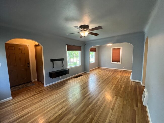 Building Photo - 4 bed 2 bath home centrally located
