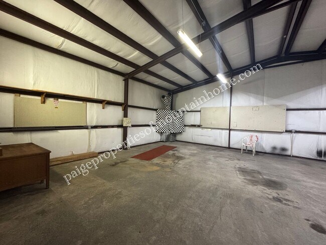 Foto del edificio - 1,600 Sq Ft Shop Space in Midway, AR – Inc...