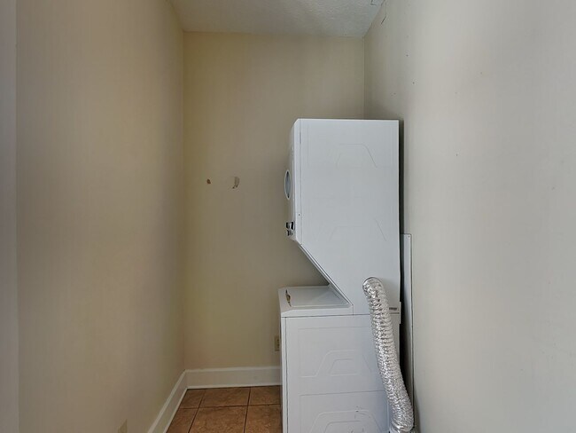 Building Photo - 1394 1/2 Indianola Ave