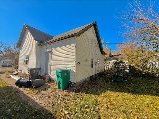 Building Photo - 1646 E Wood St