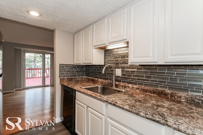 Foto del edificio - Don't miss out on this lovely townhome!