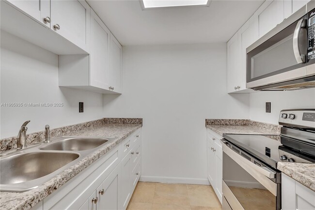 Building Photo - 2560 Tigertail Ave