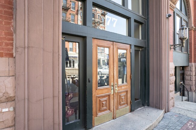 Entrada - 77 River St