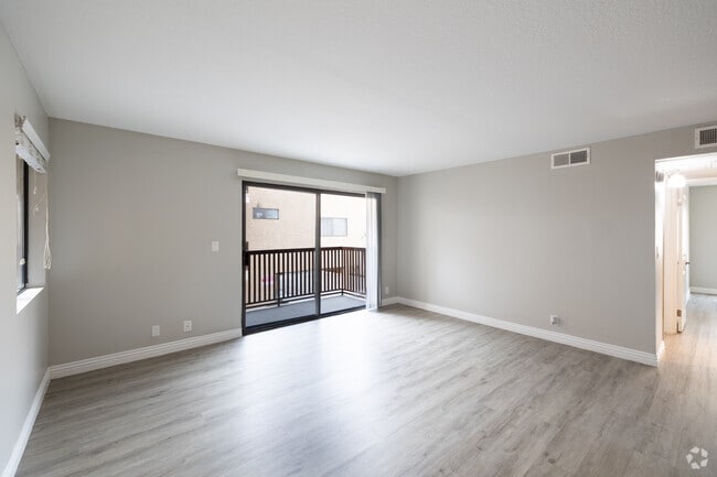 2BR, 2BA - 890SF - Living Room - Chateau W6600 Apartment Homes